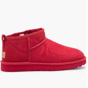 🔥NEW UGG Suede Classic Ultra Mini
Shearling Booties in Samba Red💃